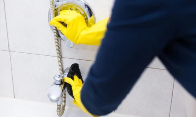 Πώς καθαρίζει η μπανιέρα από άλατα και βρωμιές… στο δευτερόλεπτο (βίντεο)